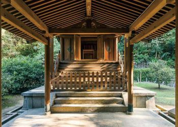 圖1.47◆ 桃園忠烈祠暨神社文化園區建築群－安置個人靈位的「本殿」、供一般信眾參拜的「拜殿」 （圖片來源：桃園市政府觀光旅遊局、Josh Ellis 攝影）