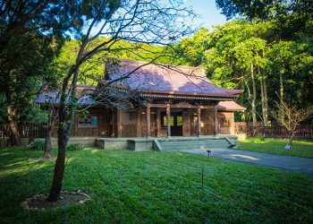 圖1.48◆ 桃園忠烈祠暨神社文化園區建築群－安置個人靈位的「本殿」、供一般信眾參拜的「拜殿」 （圖片來源：桃園市政府觀光旅遊局、Josh Ellis 攝影）