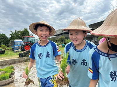 圖3-23◆ 南勢國小舉辦種田活動，讓學生接觸土地，學習愛護土地（圖片來源：南勢國小）