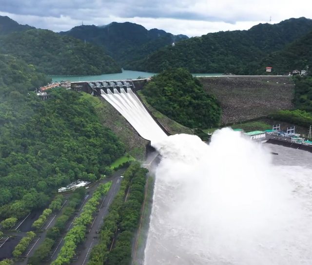 圖12-38◆ 石門水庫排水與清淤時的洩洪景象（圖片來源：經濟部水利署）